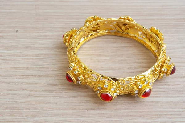 赤い宝石の石と金のブレスレットタイスタイル — ストック写真