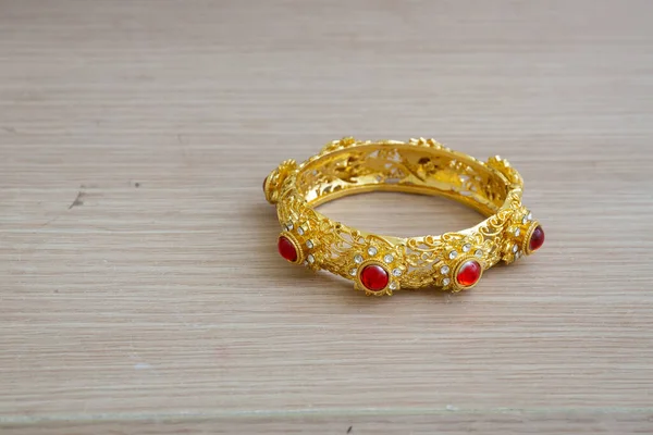 Pulseira Ouro Estilo Tailandês Com Pedra Preciosa Vermelha — Fotografia de Stock