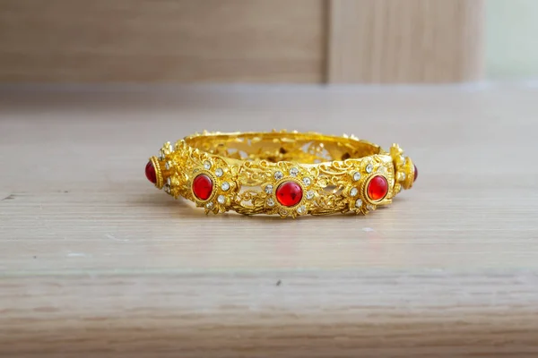 Guld Armband Thailändsk Stil Med Röd Pärla Sten — Stockfoto