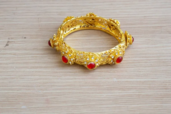 Gouden Armband Thaise Stijl Met Rode Edelsteen — Stockfoto