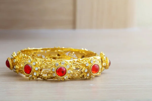 Pulseira Ouro Estilo Tailandês Com Pedra Preciosa Vermelha — Fotografia de Stock