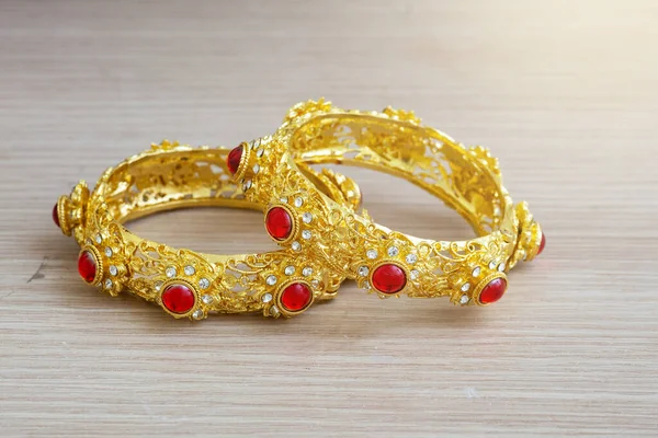 Brazalete Oro Estilo Tailandés Con Gema Roja — Foto de Stock