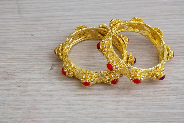 Gouden Armband Thaise Stijl Met Rode Edelsteen — Stockfoto