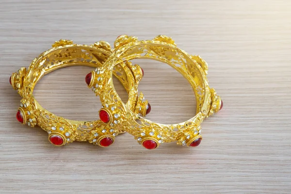 Brazalete Oro Estilo Tailandés Con Gema Roja — Foto de Stock