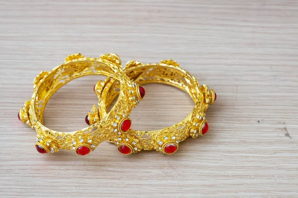 Brazalete Oro Estilo Tailandés Con Gema Roja — Foto de Stock