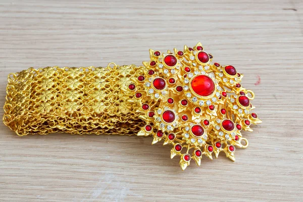 Cinturón Oro Estilo Tailandés Con Gema Roja Diamante — Foto de Stock