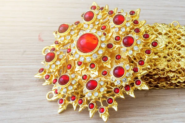 赤い宝石とダイヤモンドとゴールドベルトタイスタイル — ストック写真