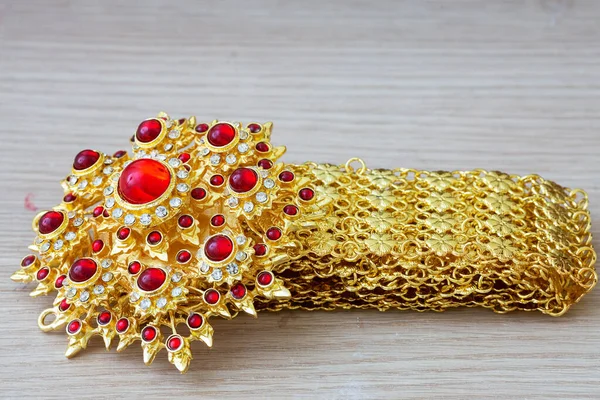 Guld Bälte Thailändsk Stil Med Röd Pärla Och Diamant — Stockfoto