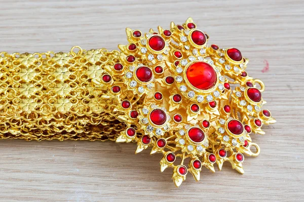 赤い宝石とダイヤモンドとゴールドベルトタイスタイル — ストック写真