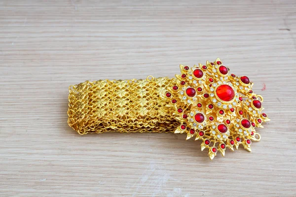 Cinturón Oro Estilo Tailandés Con Gema Roja Diamante —  Fotos de Stock
