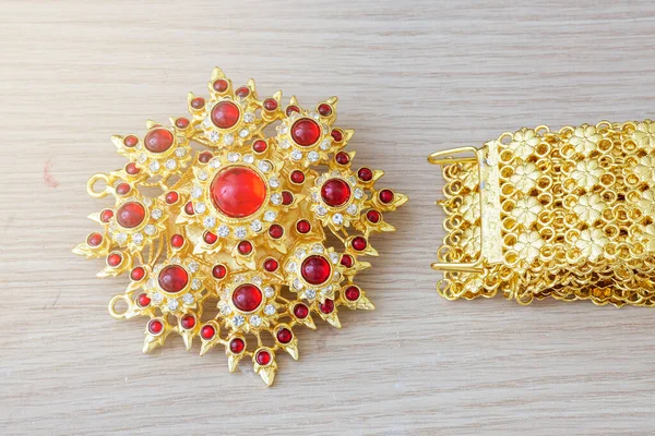 Altın Kemer Tayland Tarzı Kırmızı Mücevher Elmas — Stok fotoğraf