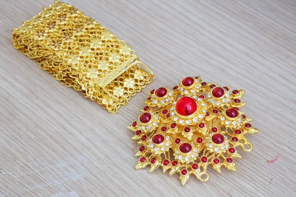 Złoty Pas Tajski Styl Czerwonym Klejnotem Diamentem — Zdjęcie stockowe