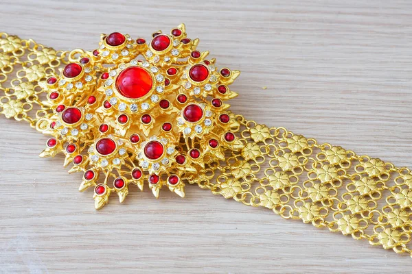 Guld Bälte Thailändsk Stil Med Röd Pärla Och Diamant — Stockfoto
