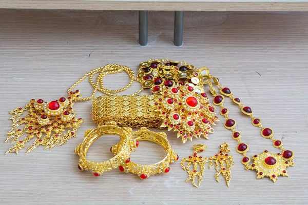 Accesorios Estilo Tailandés Oro Piedra Gema Roja — Foto de Stock