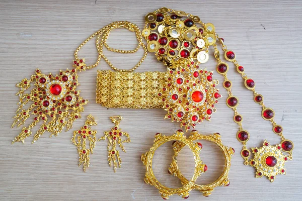 Accesorios Estilo Tailandés Oro Piedra Gema Roja — Foto de Stock