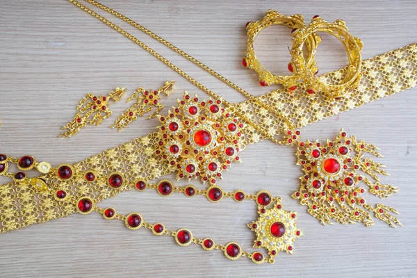 Accesorios Estilo Tailandés Oro Piedra Gema Roja — Foto de Stock