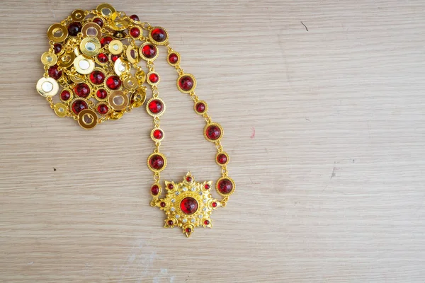 アクセサリータイスタイル ゴールドと赤の宝石石 — ストック写真