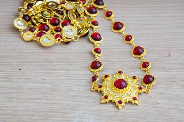 Αξεσουάρ Ταϊλανδέζικο Στυλ Χρυσό Και Κόκκινο Διαμάντι Πέτρα — Φωτογραφία Αρχείου