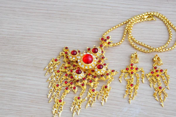 Accesorios Estilo Tailandés Oro Piedra Gema Roja —  Fotos de Stock