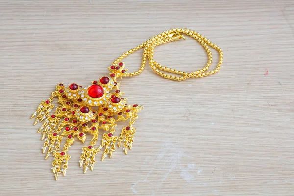 アクセサリータイスタイル ゴールドと赤の宝石石 — ストック写真