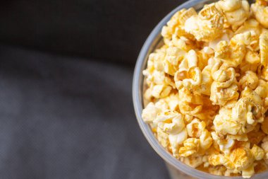 Büyük bir kovada patlamış mısır..