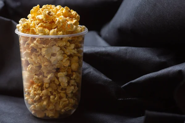 Popcorn Einem Großen Eimer — Stockfoto