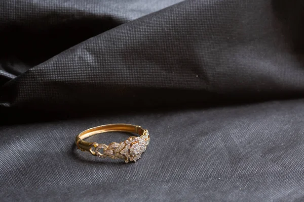 Brazalete Oro Antiguo Con Diamantes —  Fotos de Stock