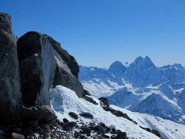 자연의 아름다움 눈덮인 산봉우리들의 배경에 암석들 — 스톡 사진