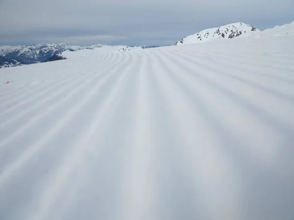 Снежный Бархат Близко Лыжном Склоне Подготовленная Трасса Лыж Сноубордов Следами — стоковое фото