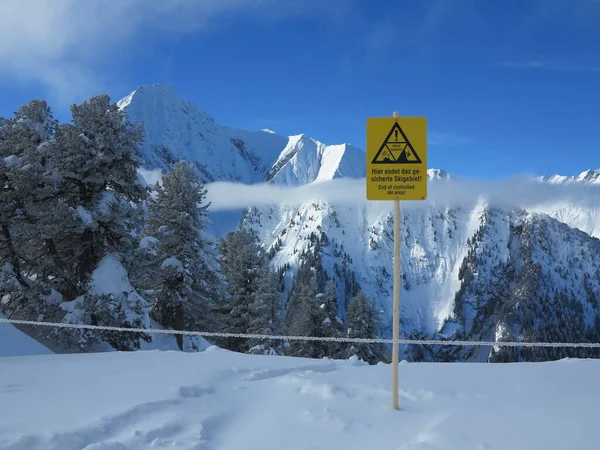 Schild Ende Des Kontrollierten Skigebiets Mit Den Bergen Hintergrund — Stockfoto