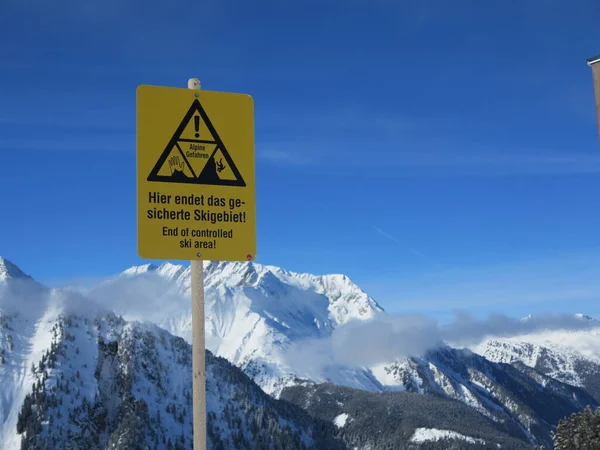Знак Конец Контролируемой Лыжной Зоны Горами Заднем Плане — стоковое фото