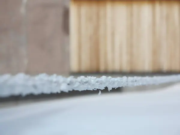 Ein Mit Raureif Überzogenes Seil Auf Dem Hintergrund Einer Holzscheune — Stockfoto