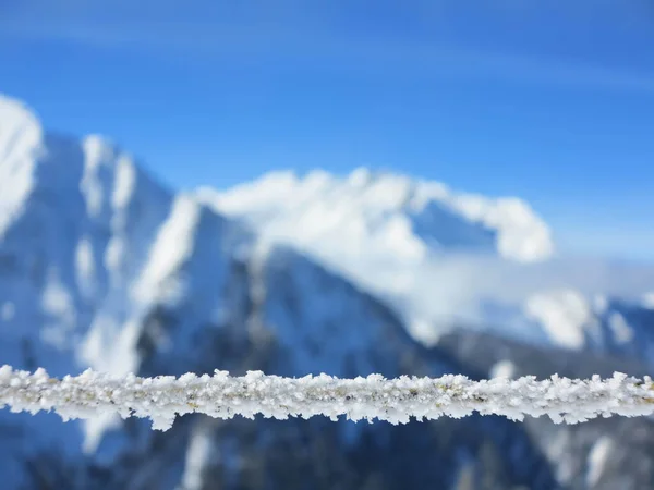 Ein Mit Raureif Überzogenes Seil Auf Bergkulisse — Stockfoto