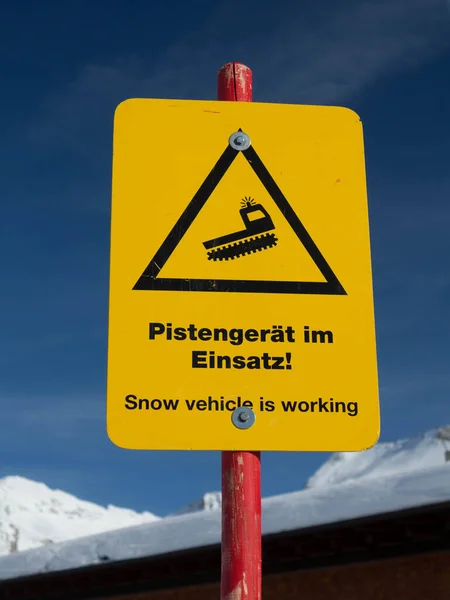 Snow Vehicle Working Schild Mit Dem Blauen Himmel Auf Dem — Stockfoto
