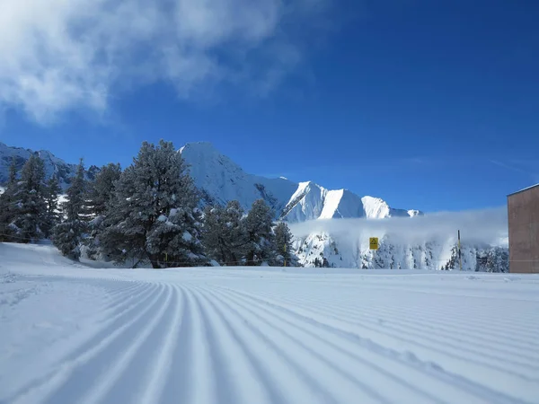 Schnee Aus Nächster Nähe Skihang Vor Dem Hintergrund Schneebedeckter Berggipfel — Stockfoto