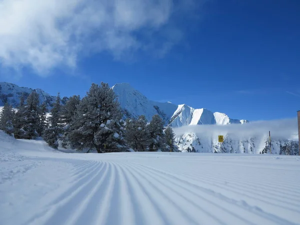 Schnee Aus Nächster Nähe Skihang Vor Dem Hintergrund Schneebedeckter Berggipfel — Stockfoto