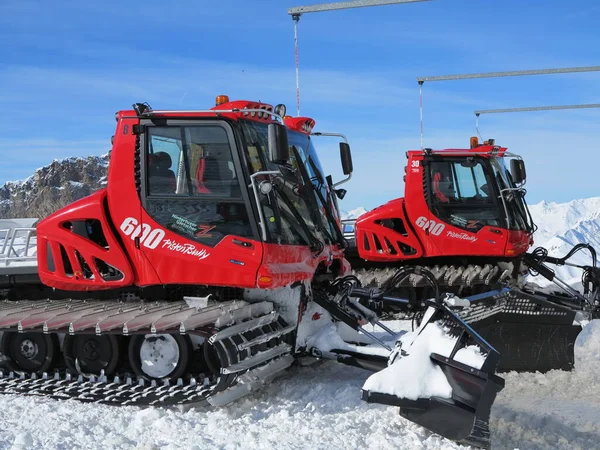 Ein Paar Pistenraupen Eisigen Wintertag Fahrzeug Zur Vorbereitung Und Räumung — Stockfoto