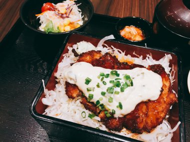 Katsudon - Japon derin kızarmış domuz pirzola Sarı sos sos haşlanmış pirinç, fotoğraf--dan hareket eden telefon ile tedavi..