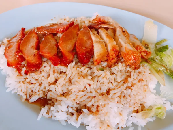 Nahaufnahme gebratenes rotes Schweinefleisch mit süßer Soße auf gedünstetem Reis. — Stockfoto