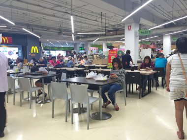 Bangkok, Tayland - 10 Ekim: 10 Ekim 2016 tarihinde Bangkok, Tayland'da Big C süper mağaza içinde cep telefonu yiyen ve kullanan kimliği belirsiz kişiler