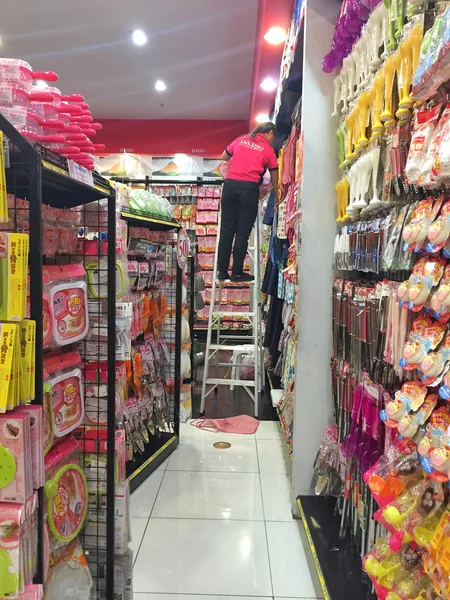 BANGKOK, TAILANDIA - 10 DE OCTUBRE: Mujer no identificada decorando el interior del centro comercial Central Chaengwattana el 10 de octubre de 2016 en Bangkok, Tailandia —  Fotos de Stock