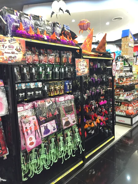 Bangkok, Thailand - 10 oktober: Halloween producten inventaris in een winkel binnenkant van centrale Chaengwattana warenhuis op 10 oktober 2016 in Bangkok, Thailand. Halloween is niet populair feest in Thailand. — Stockfoto