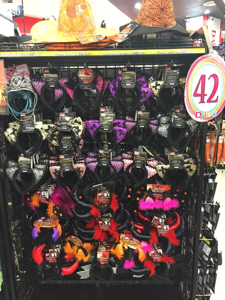 BANGKOK, TAILANDIA - 10 DE OCTUBRE: Inventario de productos de Halloween en una tienda dentro de los grandes almacenes Central Chaengwattana el 10 de octubre de 2016 en Bangkok, Tailandia . —  Fotos de Stock