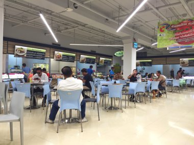 Bangkok, Tayland - 10 Ekim: 10 Ekim 2016 üzerinde büyük C süper deposunda Bangkok, Tayland, Thailand içinde yeme tanımlanamayan kişi.