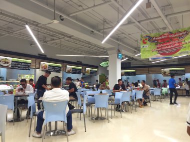 Bangkok, Tayland - 10 Ekim: 10 Ekim 2016 üzerinde büyük C süper deposunda Bangkok, Tayland, Thailand içinde yeme tanımlanamayan kişi