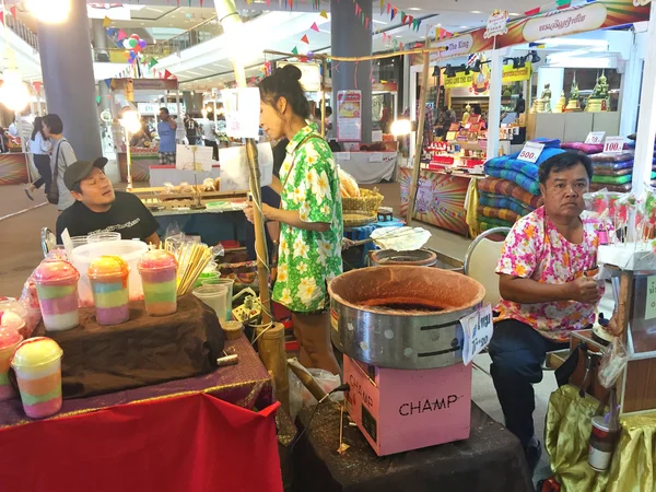 BANGKOK, TAILANDIA - 10 DE OCTUBRE: personas no identificadas que trabajan dentro del centro comercial Central Chaengwattana el 10 de octubre de 2016 en Bangkok, Tailandia . —  Fotos de Stock