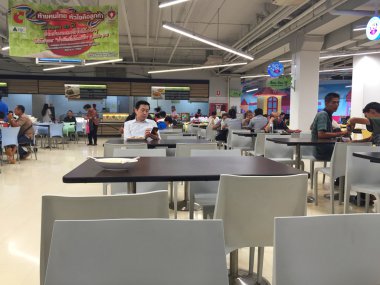 Bangkok, Tayland - 10 Ekim: 10 Ekim 2016 üzerinde büyük C süper deposunda Bangkok, Tayland, Thailand içinde yeme tanımlanamayan kişi.