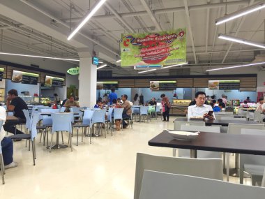 Bangkok, Tayland - 10 Ekim: 10 Ekim 2016 üzerinde büyük C süper deposunda Bangkok, Tayland, Thailand içinde yeme tanımlanamayan kişi.