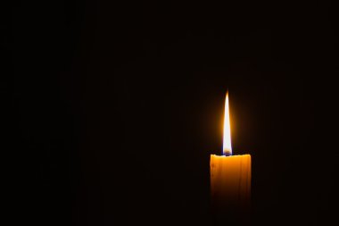 mum boşaltmak siyah zemin üzerine yatay fotoğraf