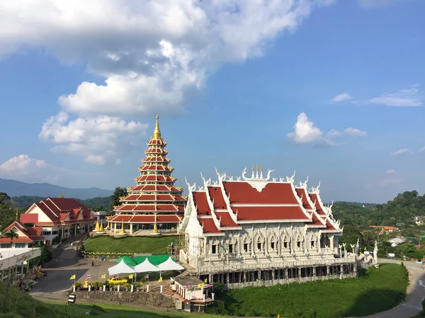 CHIANG RAI, THAILAND - OUTUBRO 18: tiro largo de Wat Huay pla kang em outubro 18, 2016 em Chiang rai, Tailândia. Wat Huay pla kang (nome tailandês) principais atrações religiosas de Chiang Rai, Tailândia — Fotografia de Stock
